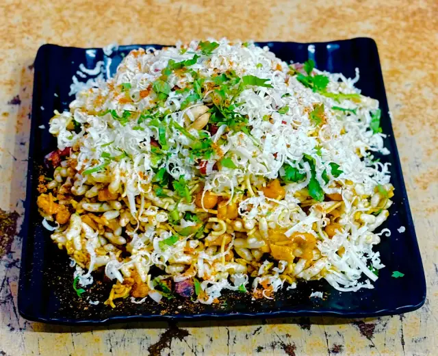 किसलेले चीज आणि कोथिंबीर घातलेली चीज भेळ